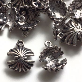 OYSTER CLAM SHELL CHARM